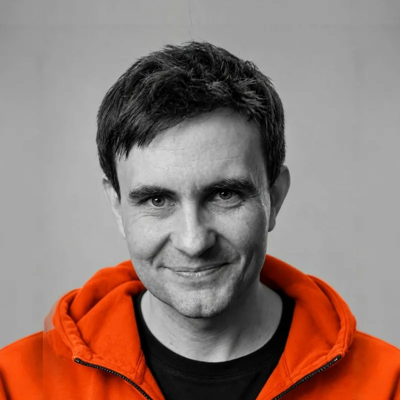 Damian Mazurek w biurze